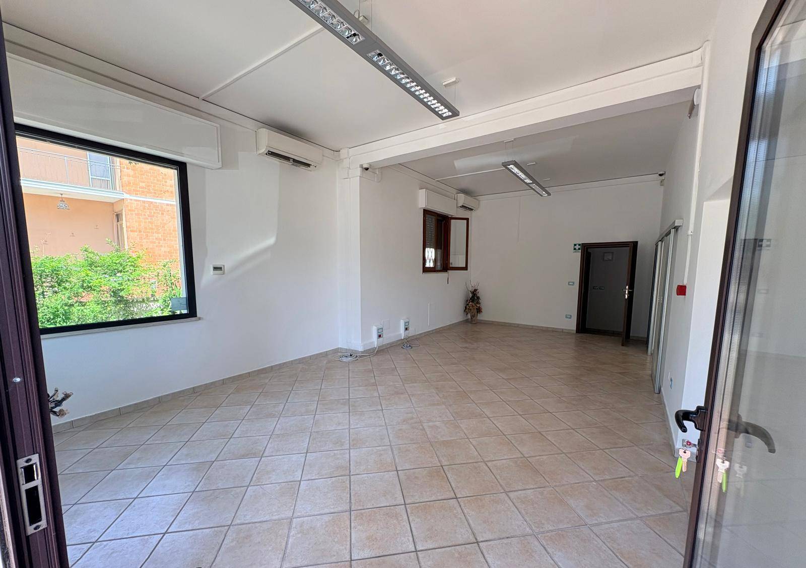 Locale commerciale in affitto a Ferrara, Cona