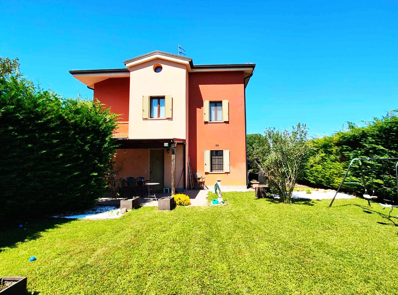 villa bifamiliare in vendita a Ferrara, Corlo