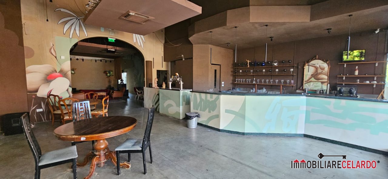 Locale commerciale in affitto a Colle di Val d'Elsa