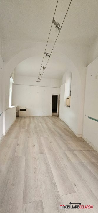 Locale commerciale in affitto a Colle di Val d'Elsa