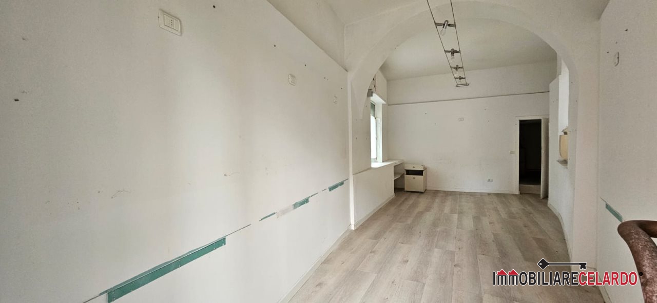 Locale commerciale in affitto a Colle di Val d'Elsa