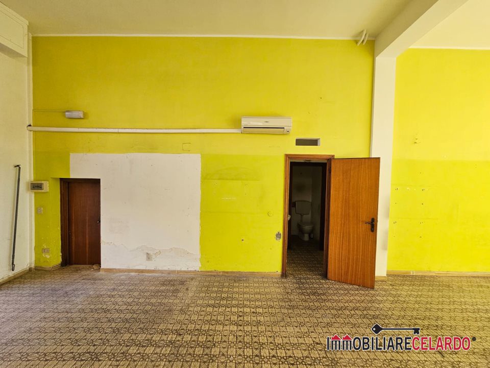 Locale commerciale in affitto a Poggibonsi