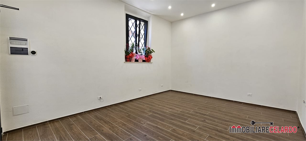 Locale commerciale in affitto a Colle di Val d'Elsa