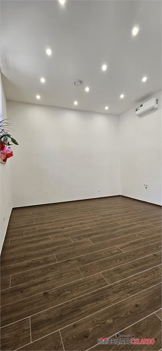 Locale commerciale in affitto a Colle di Val d'Elsa