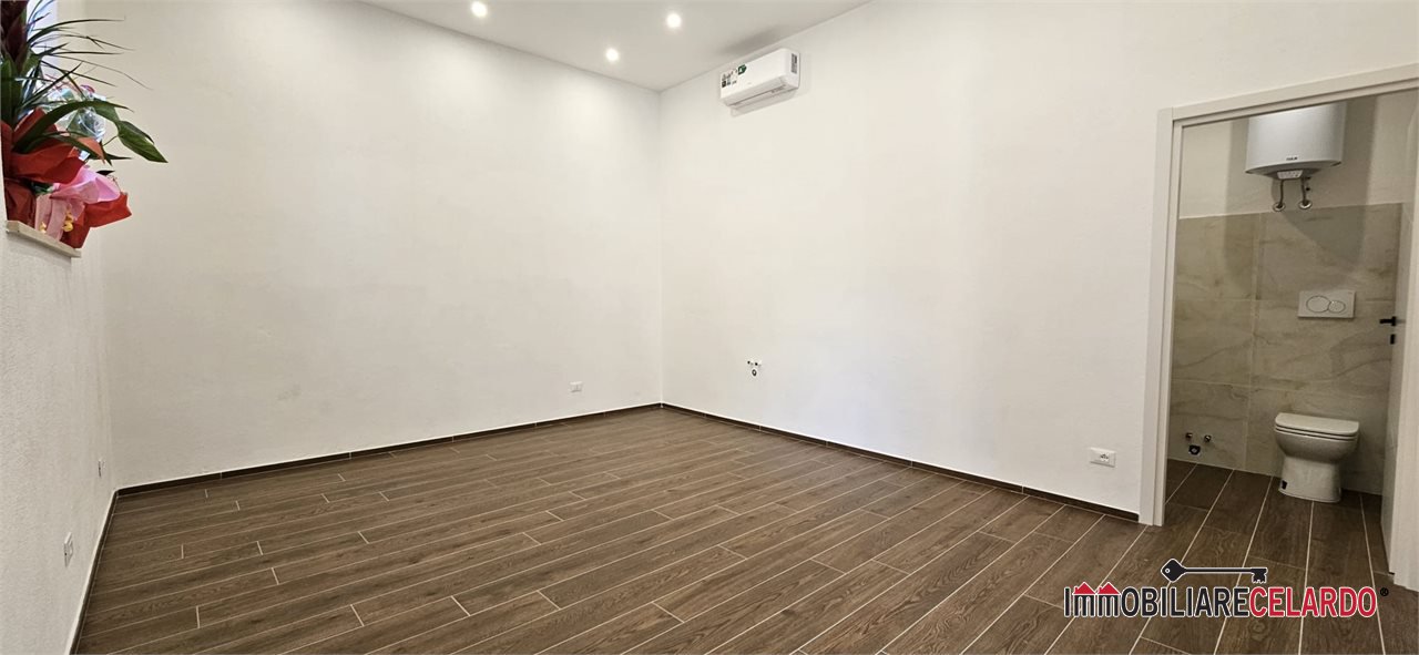 Locale commerciale in affitto a Colle di Val d'Elsa