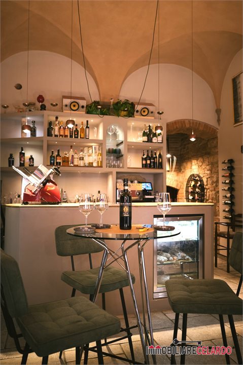 Locale commerciale in affitto a Colle di Val d'Elsa