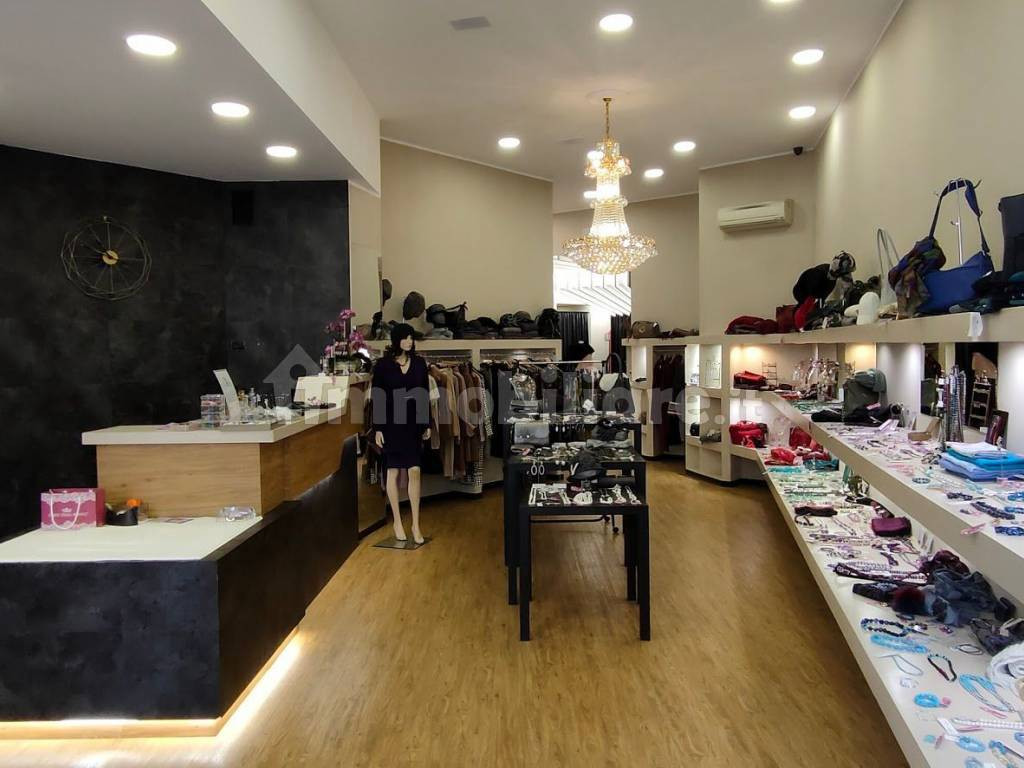 Negozio in vendita a Roma, Ostia Centro