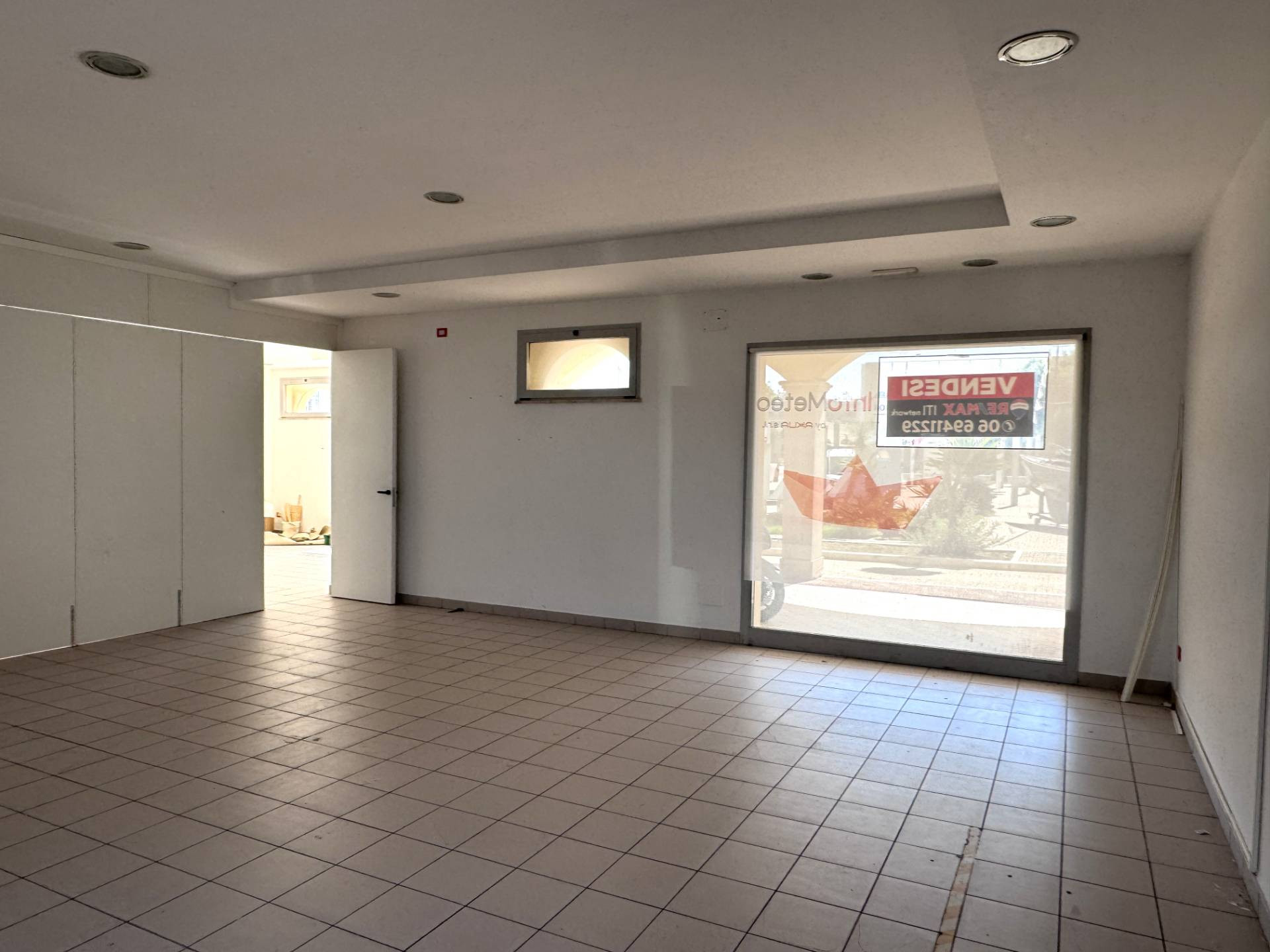 Locale Commerciale in vendita a Roma, Lido Di Ostia