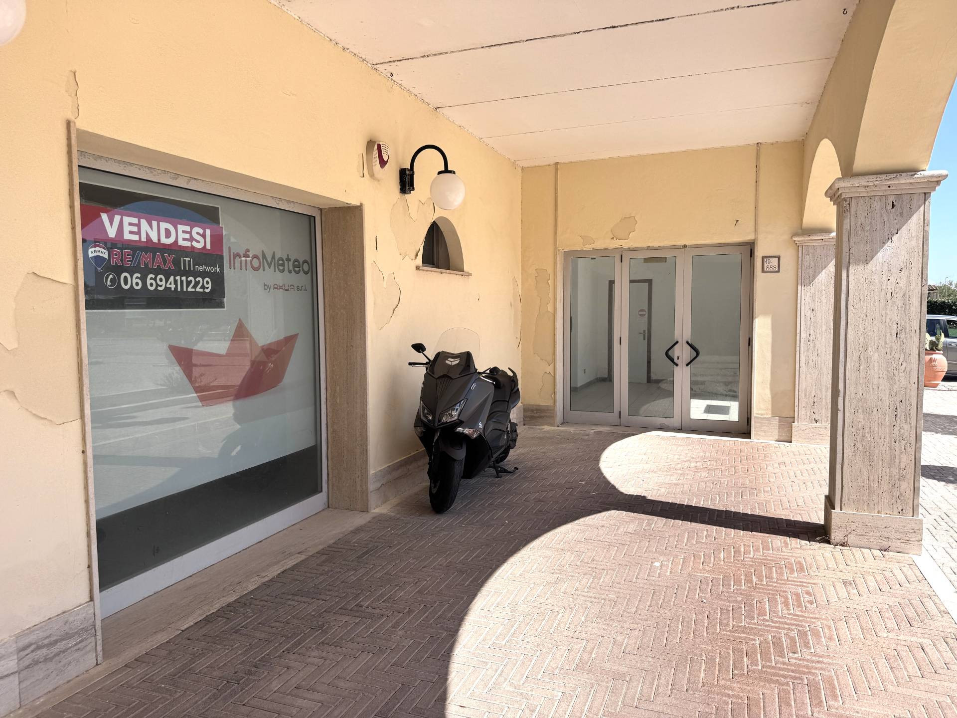 Locale Commerciale in vendita a Roma, Lido Di Ostia