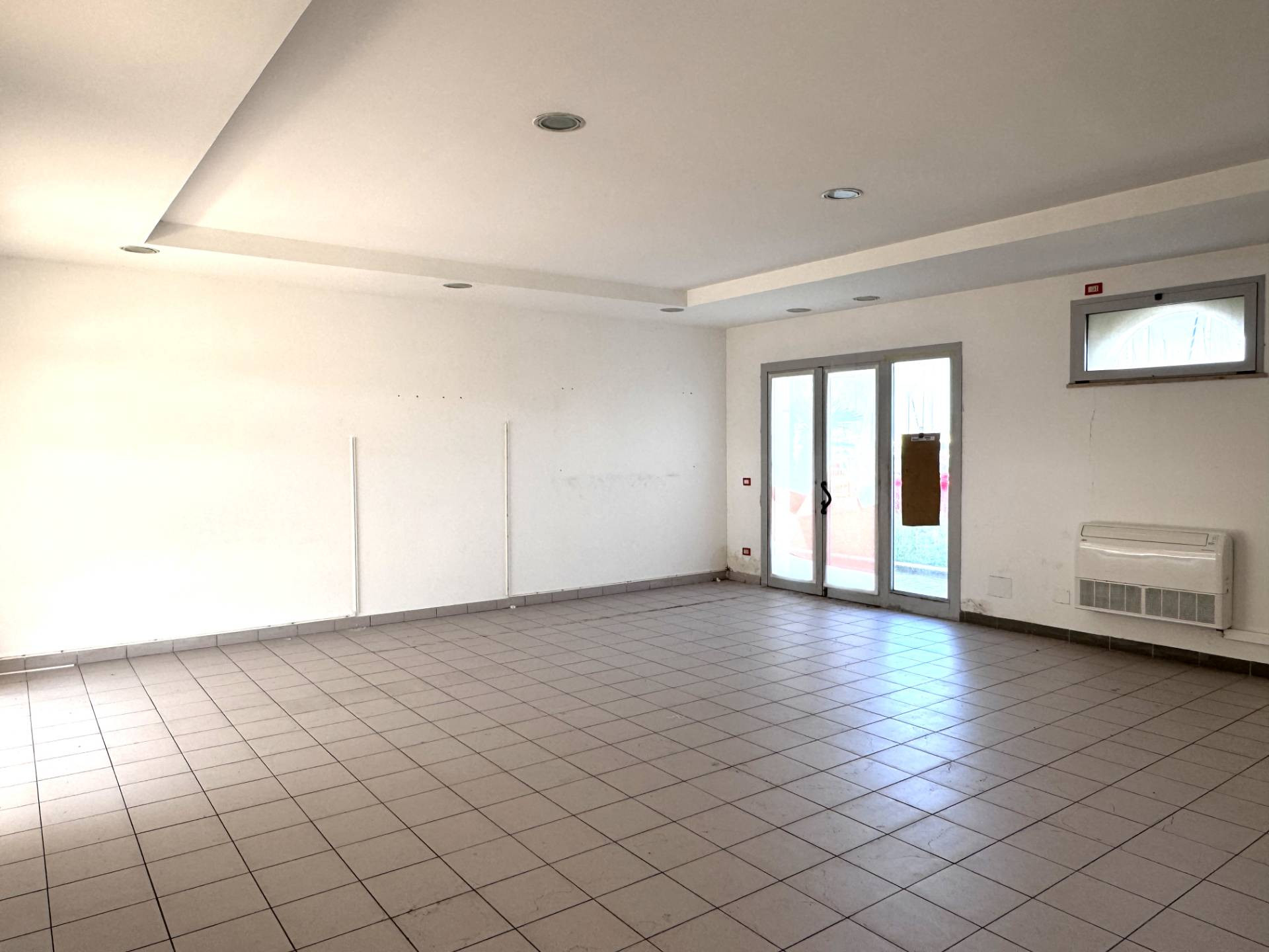 Locale Commerciale in vendita a Roma, Lido Di Ostia