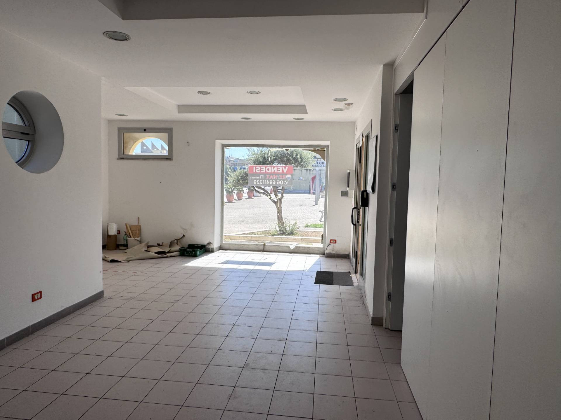 Locale Commerciale in vendita a Roma, Lido Di Ostia