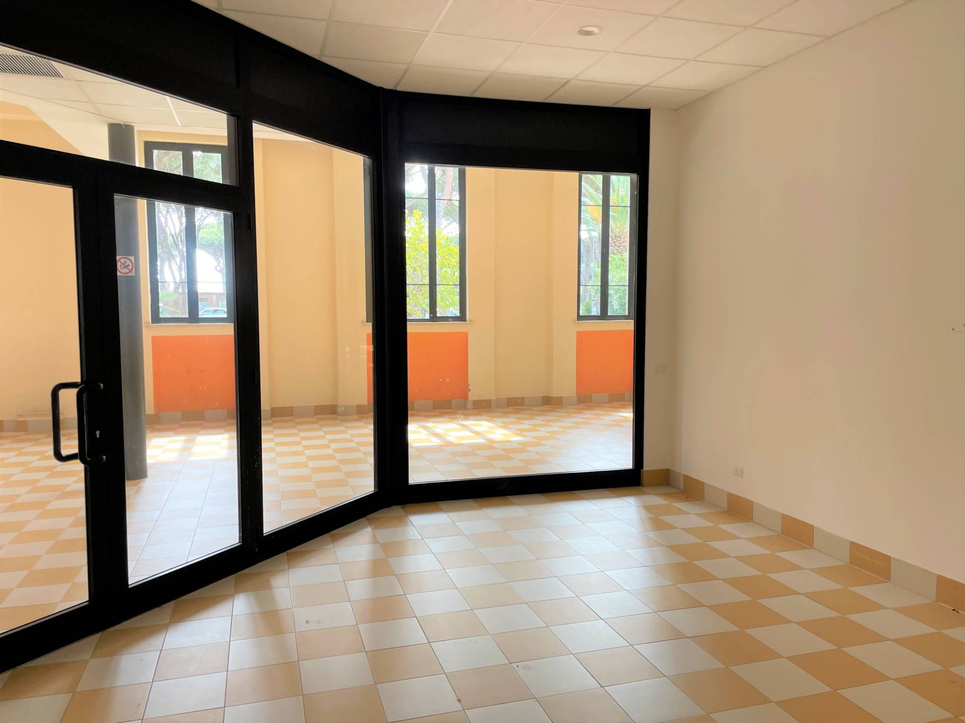 Locale Commerciale in affitto a Roma, Ostia