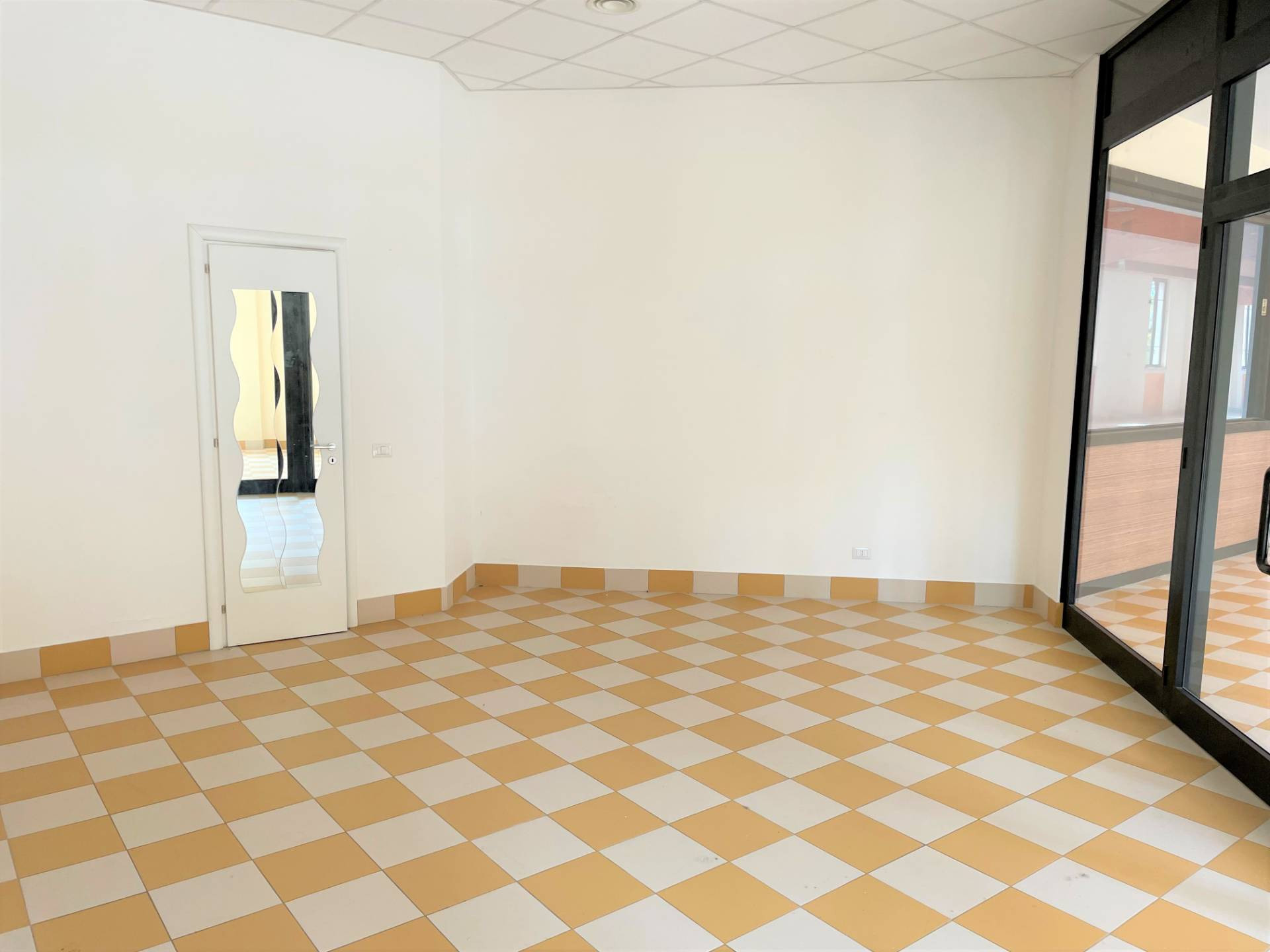 Locale Commerciale in affitto a Roma, Ostia