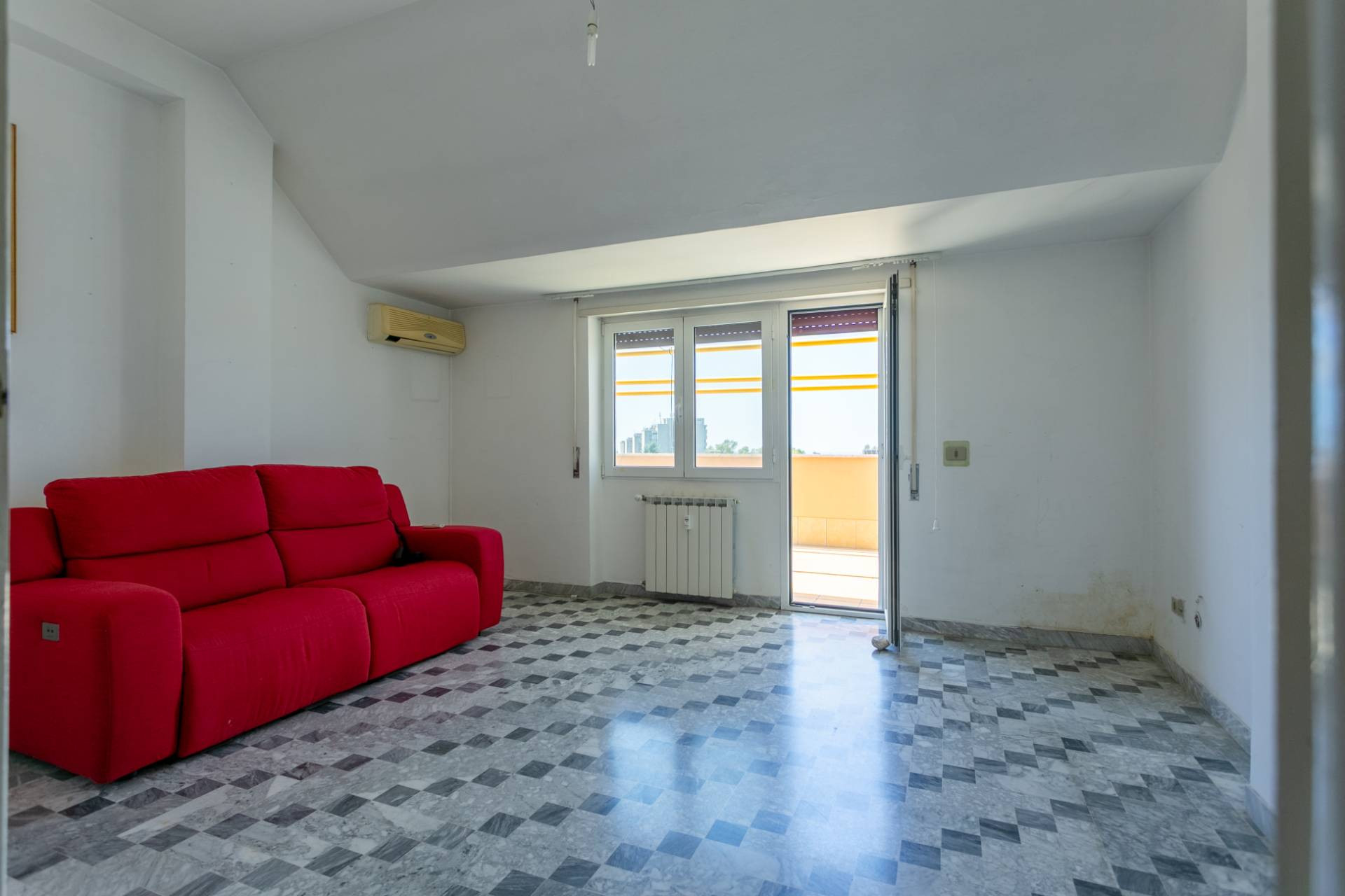 Attico/Mansarda in vendita a Pomezia, Centro