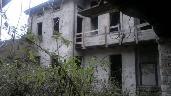 Palazzo intero stabile in vendita a Erba, Incino