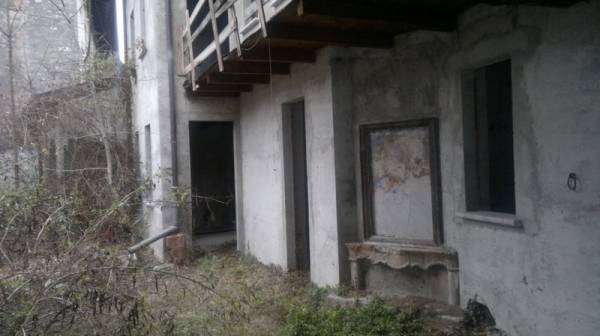 Palazzo intero stabile in vendita a Erba, Incino