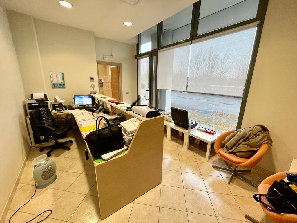 Locale commerciale in vendita a Alessandria, Cristo