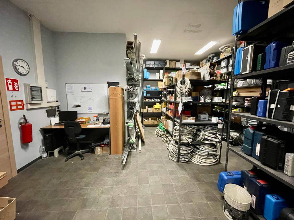 Locale commerciale in vendita a Alessandria, Cristo