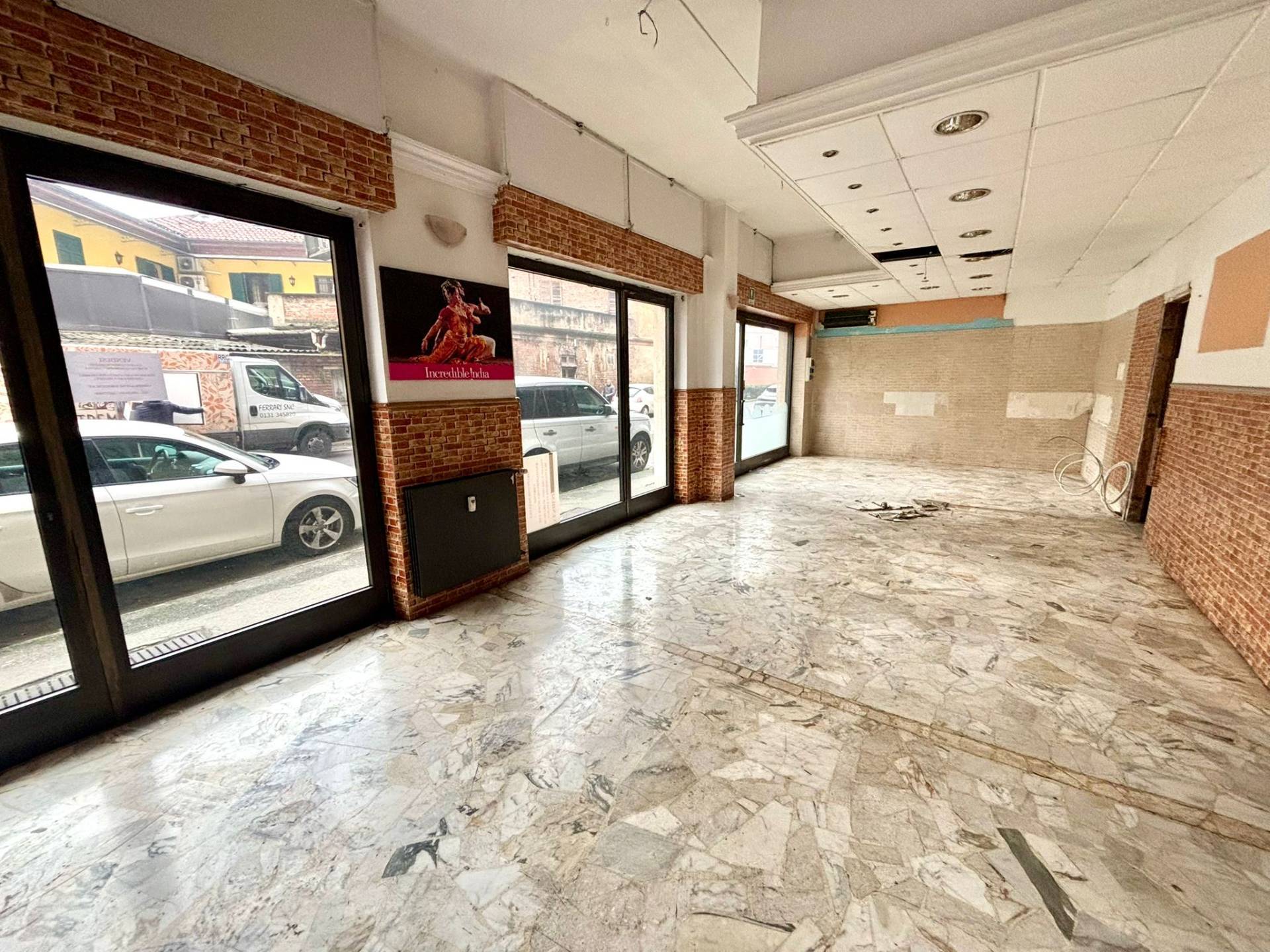 Locale commerciale in vendita a Alessandria, Centro-P.zza Matteotti