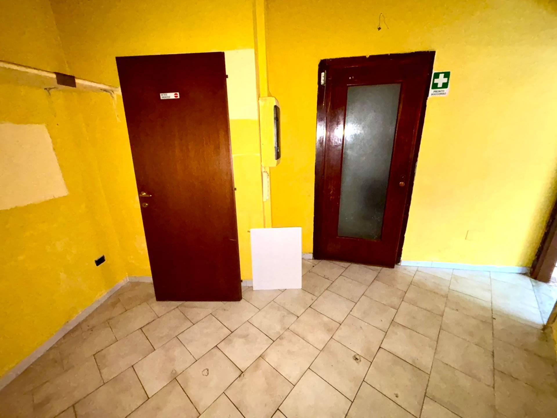 Locale commerciale in vendita a Alessandria, Centro-P.zza Matteotti