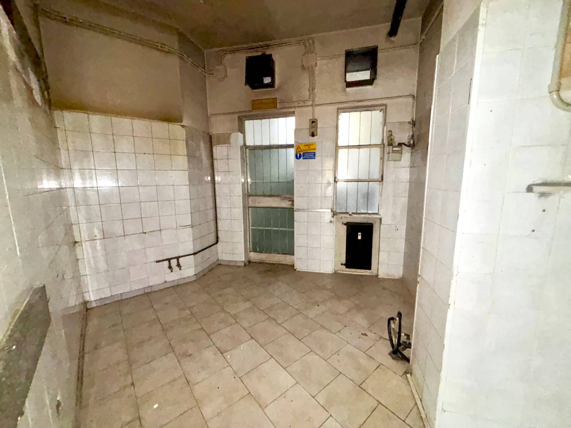 Locale commerciale in vendita a Alessandria, Centro-P.zza Matteotti