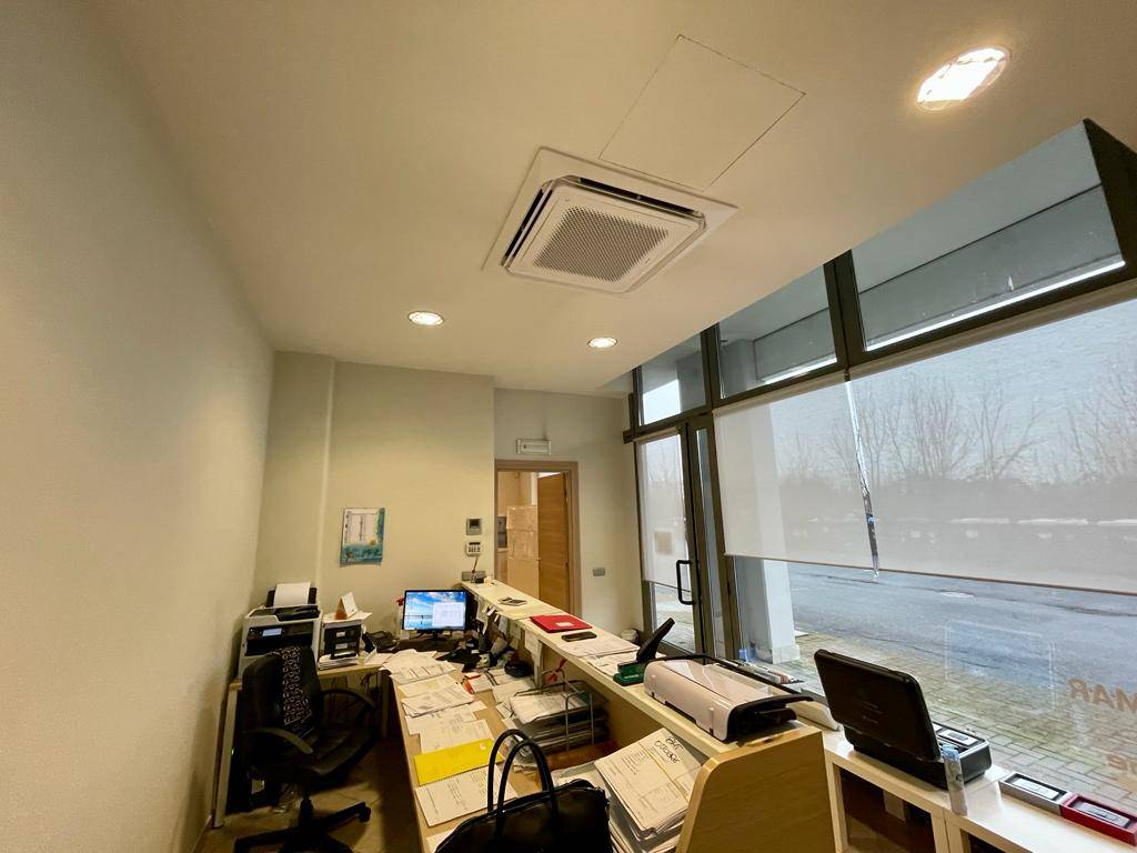 Locale commerciale in vendita a Alessandria, Cristo