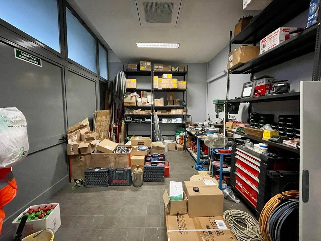 Locale commerciale in vendita a Alessandria, Cristo