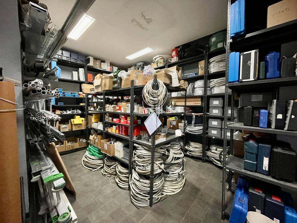 Locale commerciale in vendita a Alessandria, Cristo