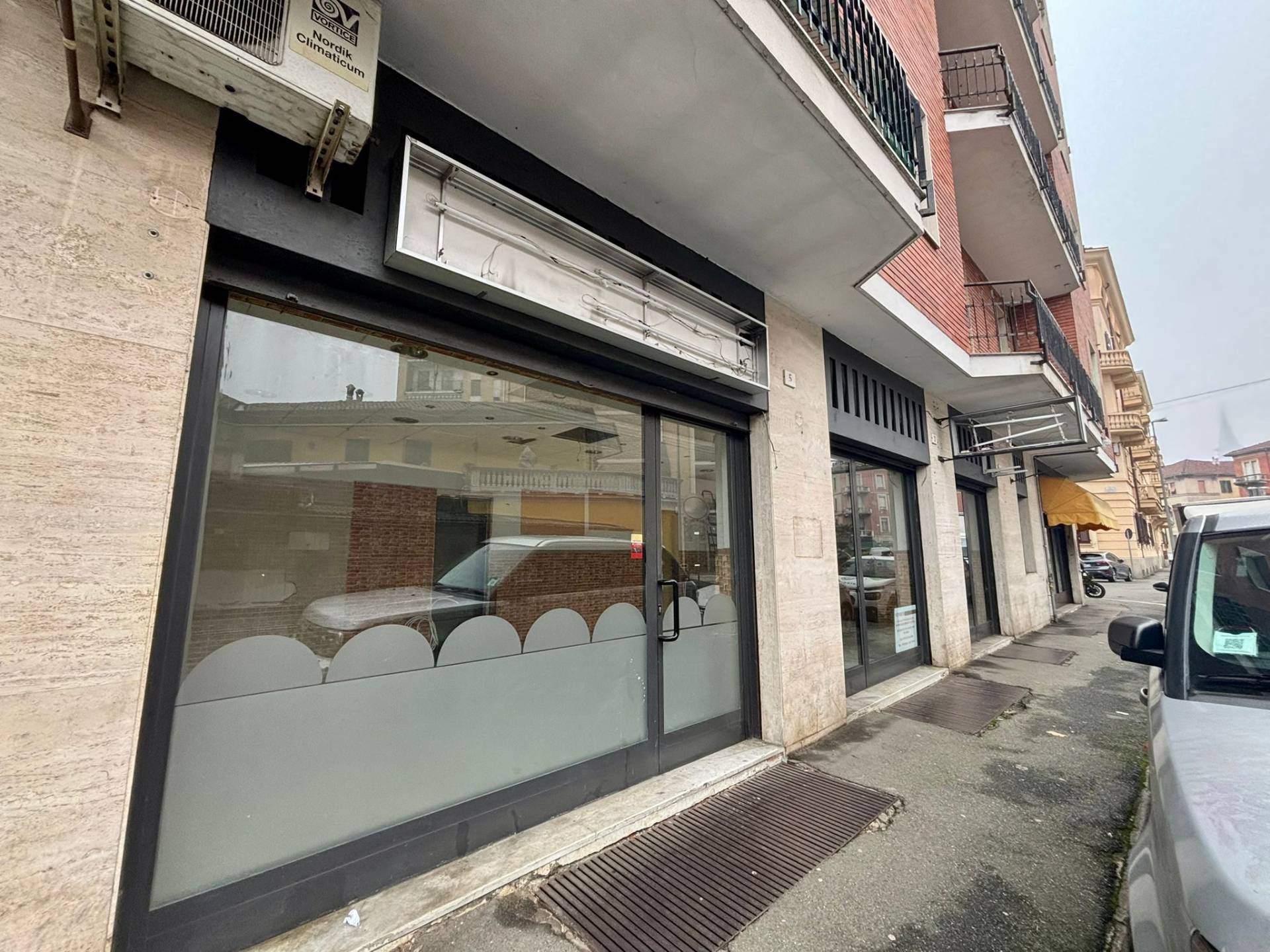 Locale commerciale in vendita a Alessandria, Centro-P.zza Matteotti