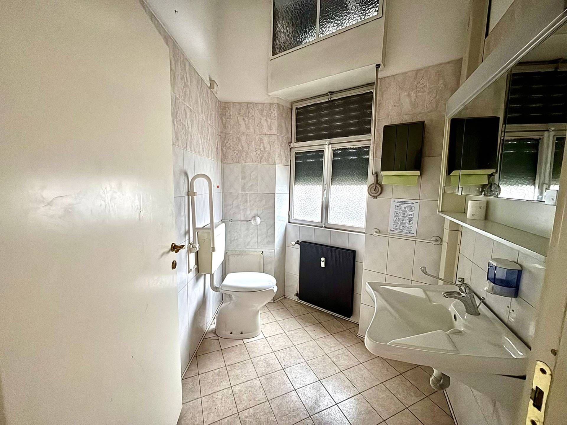 Locale commerciale in vendita a Alessandria, Centro-P.zza Matteotti