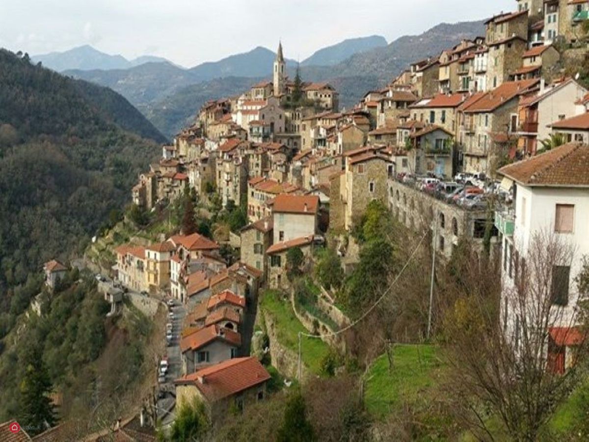 Trilocale con terrazzo a Apricale