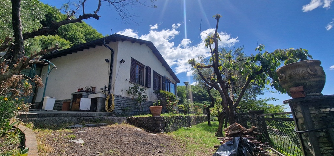 Villa con giardino, Leivi residenziale