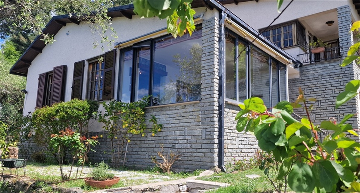 Villa con giardino, Leivi residenziale