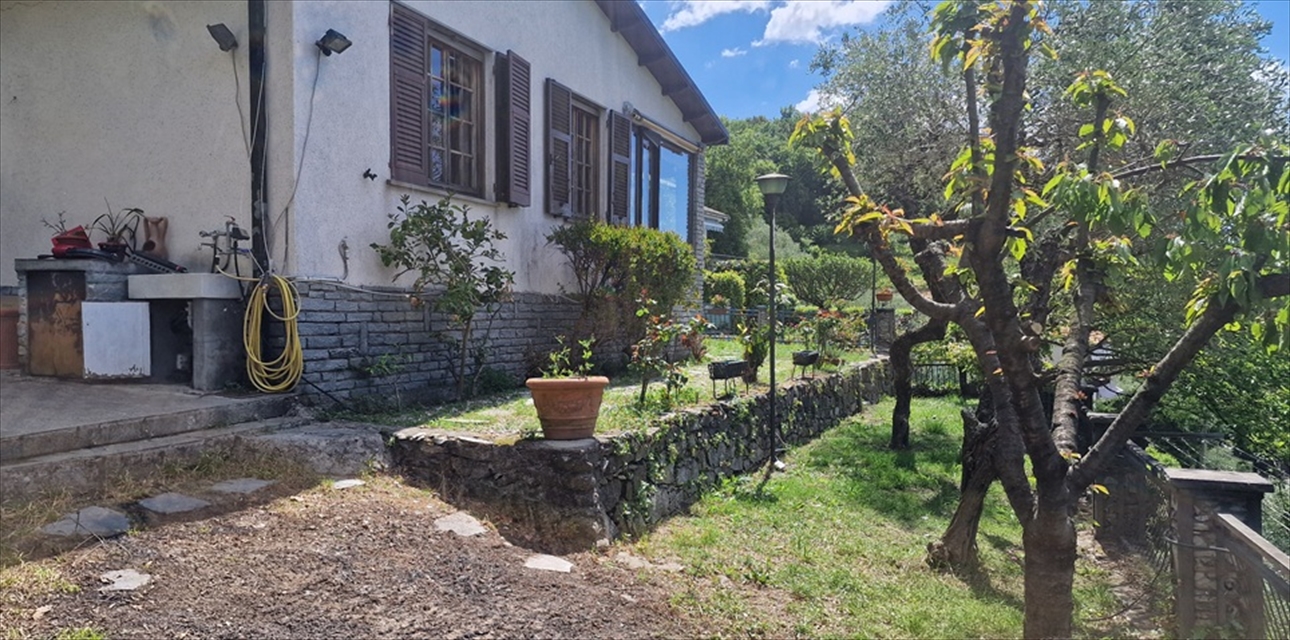 Villa con giardino, Leivi residenziale