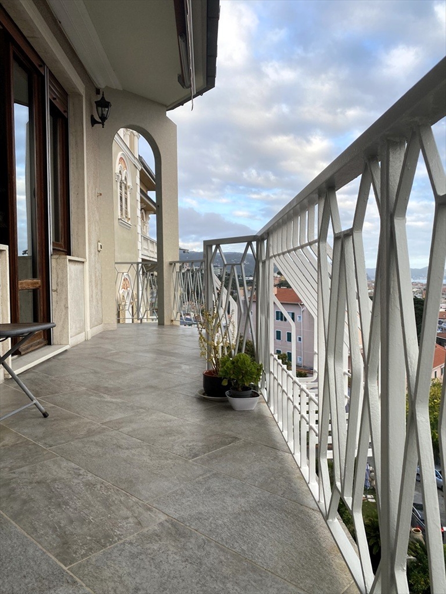 Attico vista mare, Chiavari residenziale