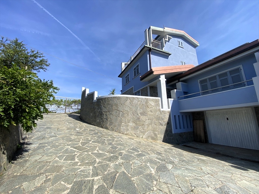 Villa con giardino, Cogorno prima collina