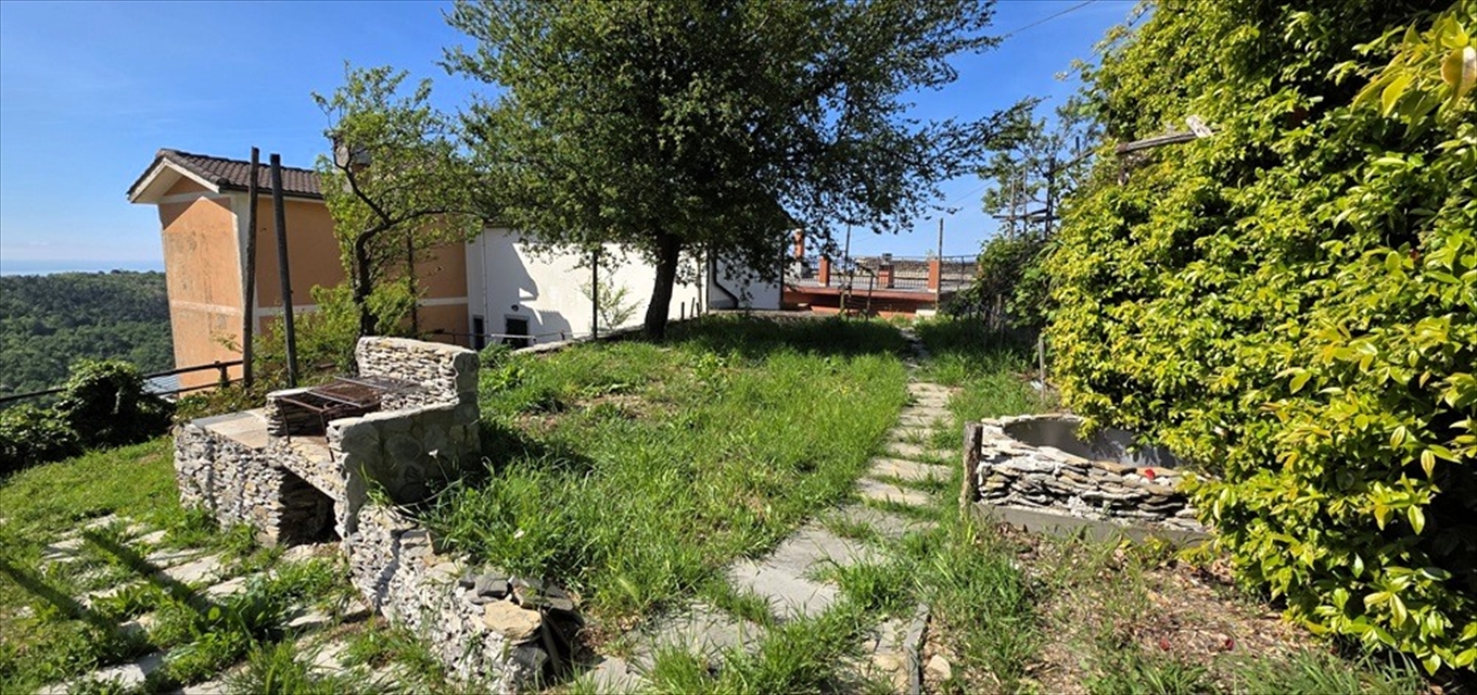 Villa con giardino, Cogorno prima collina