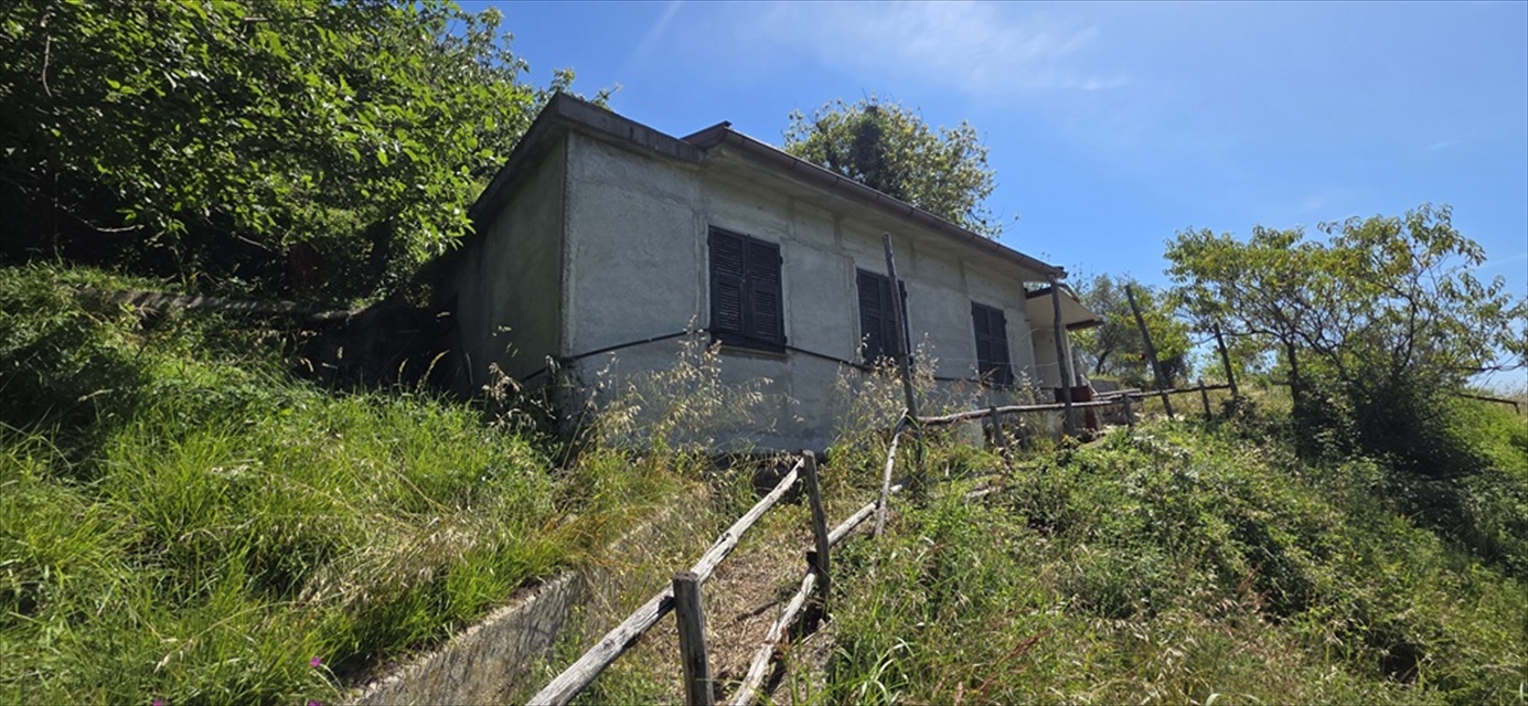 Casa indipendente con giardino, Leivi residenziale