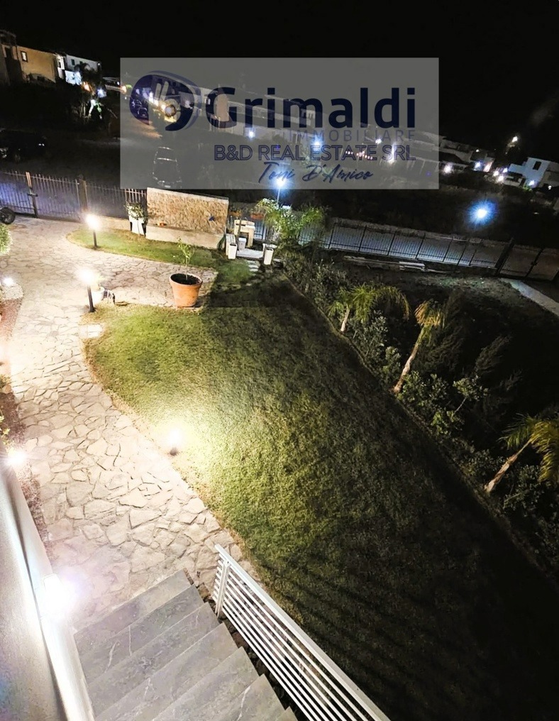 Villa Bifamiliare in affitto a Campofelice di Roccella