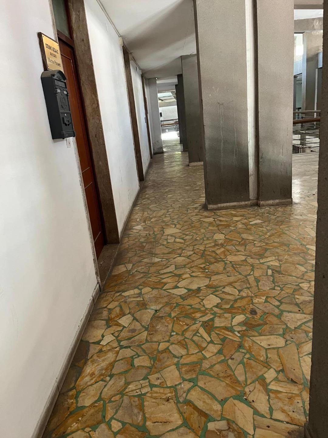 Ufficio da ristrutturare, Massa centro
