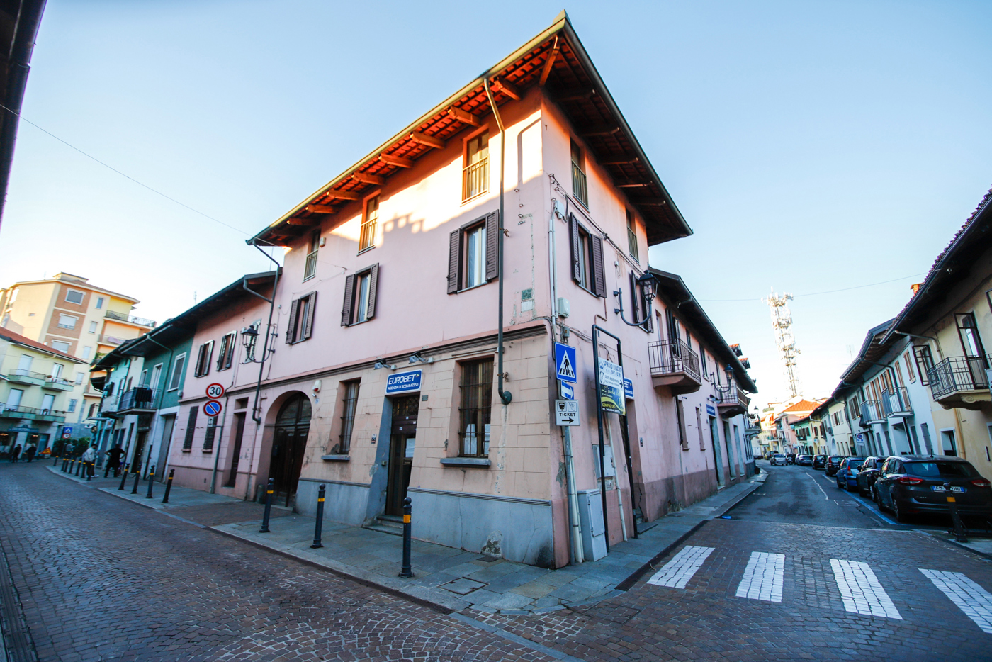 Stabile/Palazzo con box a Volpiano