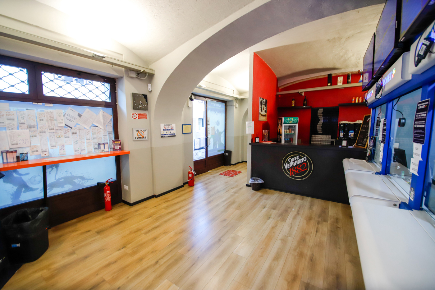 Stabile/Palazzo con box a Volpiano