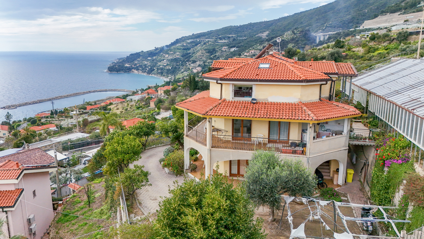 Villa con giardino a Ospedaletti
