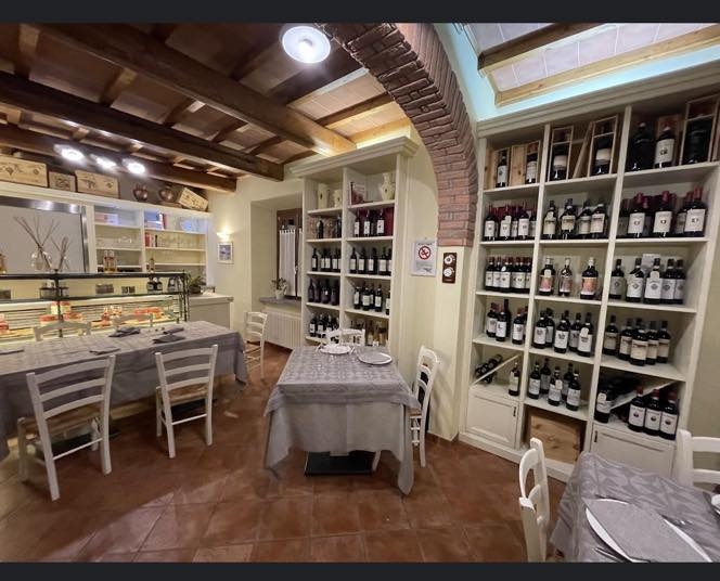 Locale commerciale con giardino a Castel San Niccol�