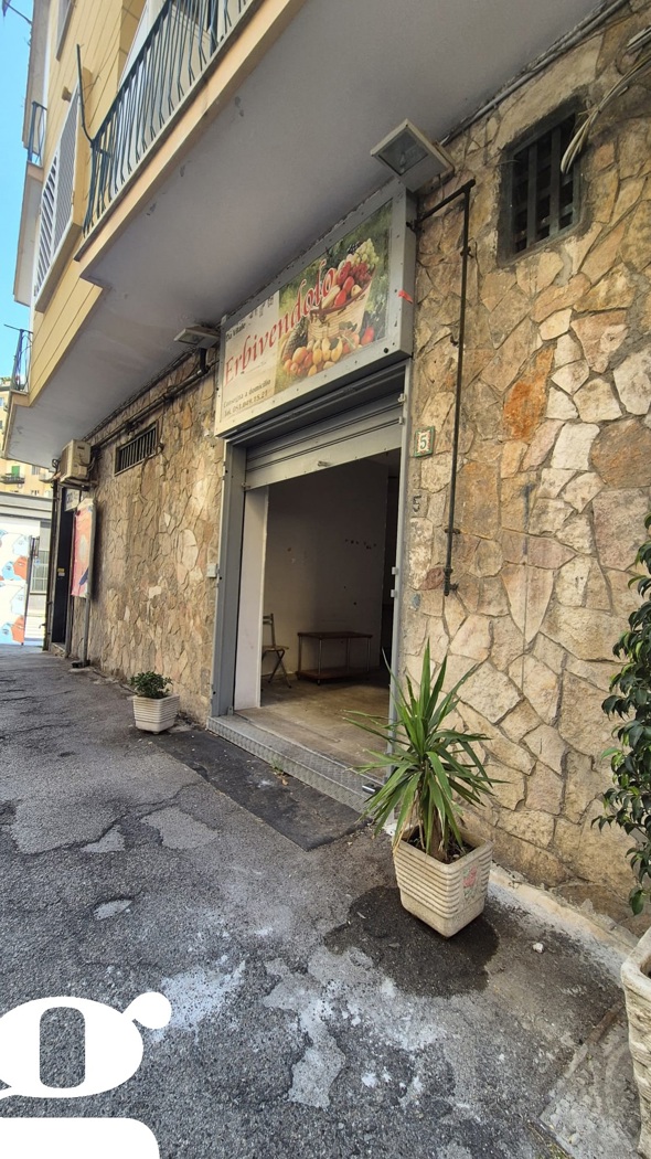 Negozio in affitto a Napoli