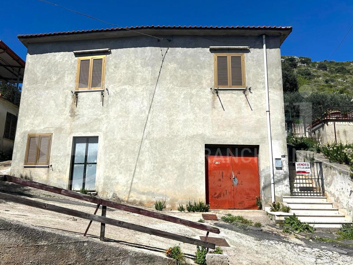 Stabile/Palazzo con box a Terracina