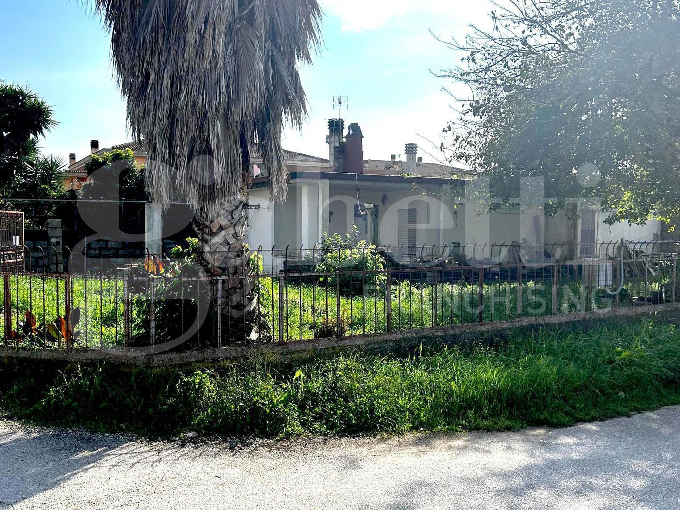 Villa con giardino a Latina