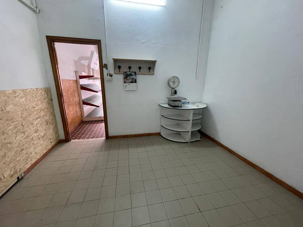 Locale commerciale in affitto a Quartu Sant'Elena, Centro Via Cagliari - Merello