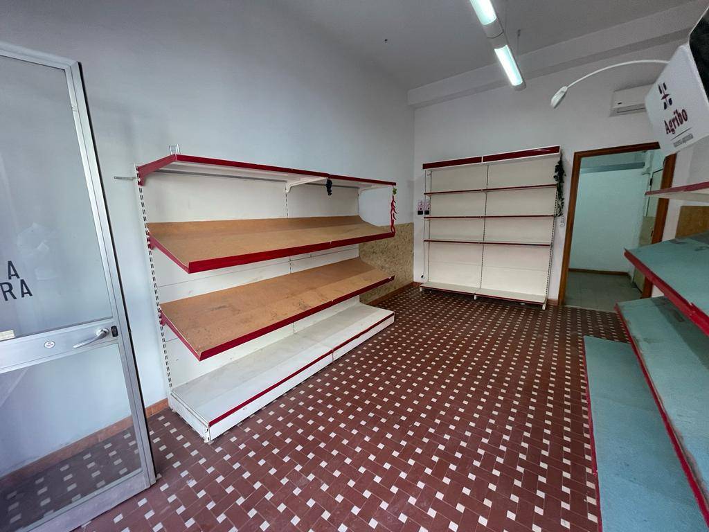 Locale commerciale in affitto a Quartu Sant'Elena, Centro Via Cagliari - Merello
