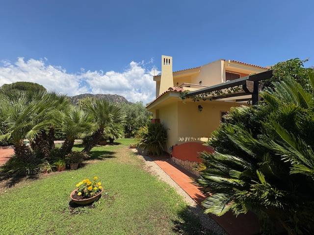 Villa Bifamiliare in vendita a Pula